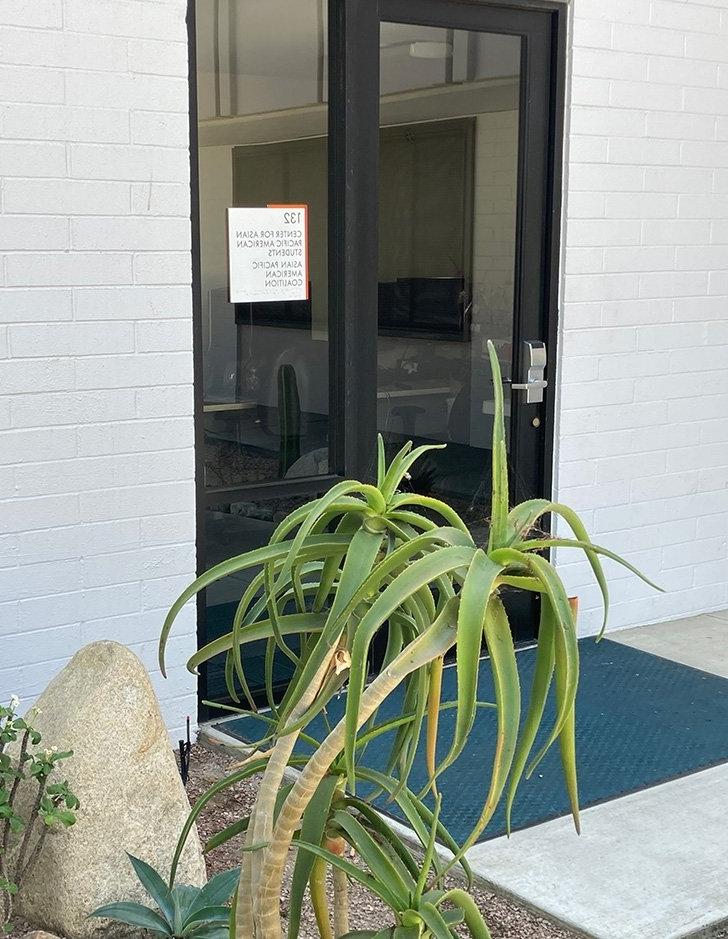 Front door of the 卡帕 space in Mead Hall